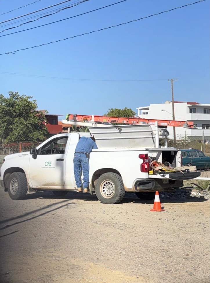Cuadrilla de CFE trabajando, domingo 18 de octubre, 9:40 AM