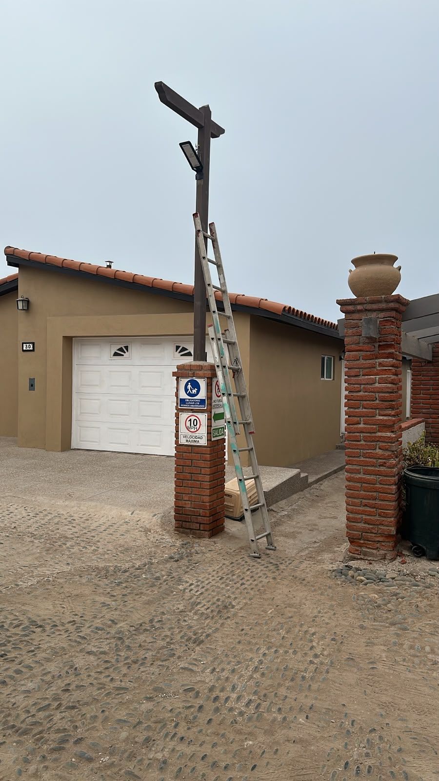 Cabeza LED nueva instalada sobre el poste existente