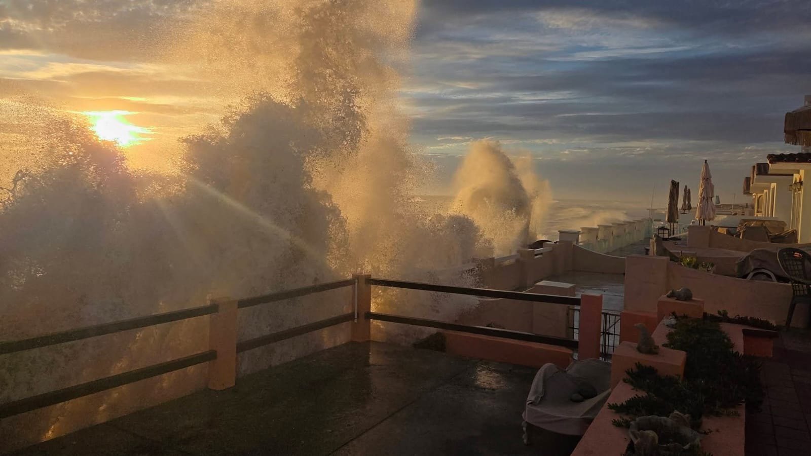 El oleaje al amanecer sobre las terrazas
