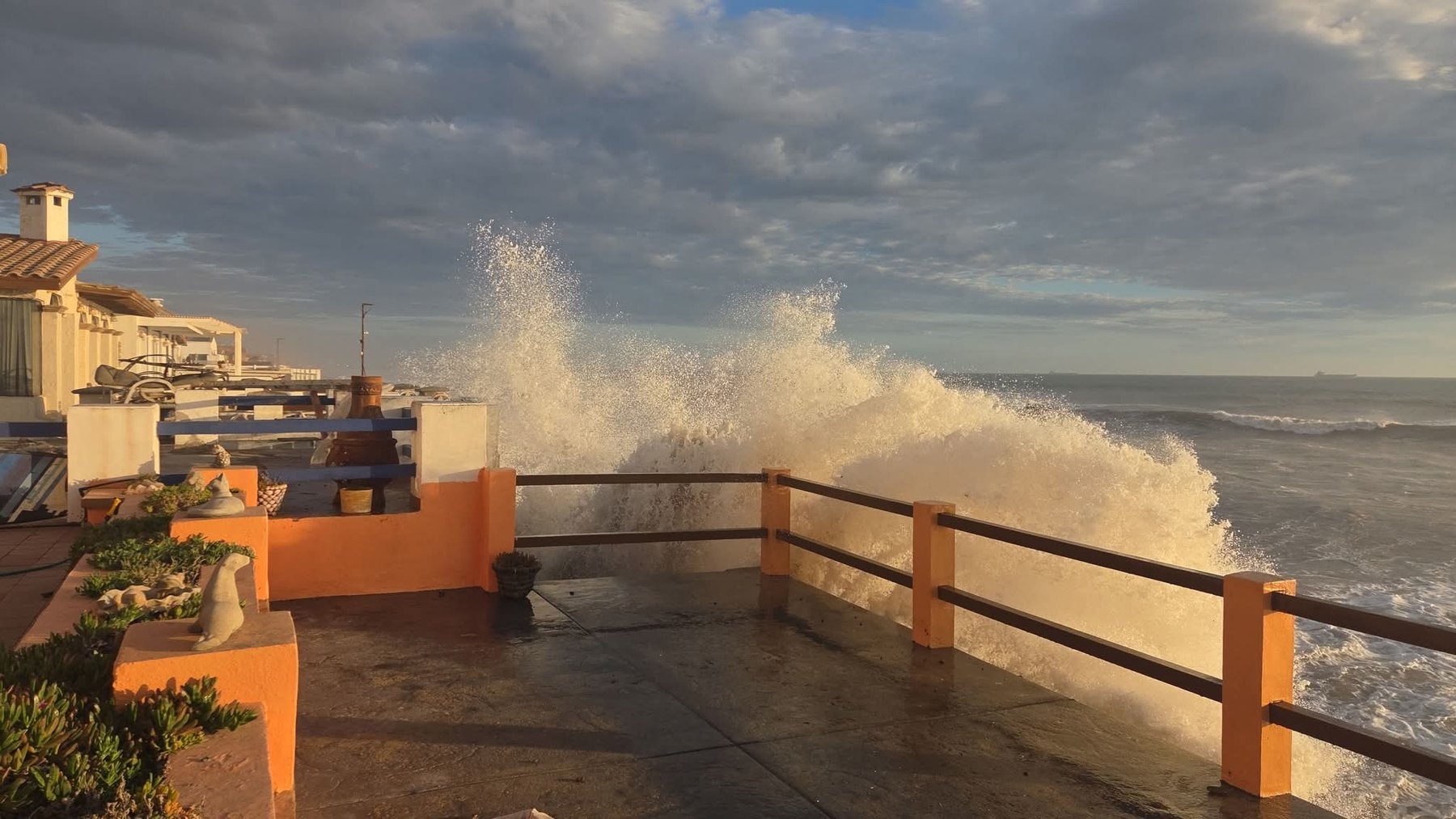 La marea pasando por encima del barandal, 8 de septiembre
