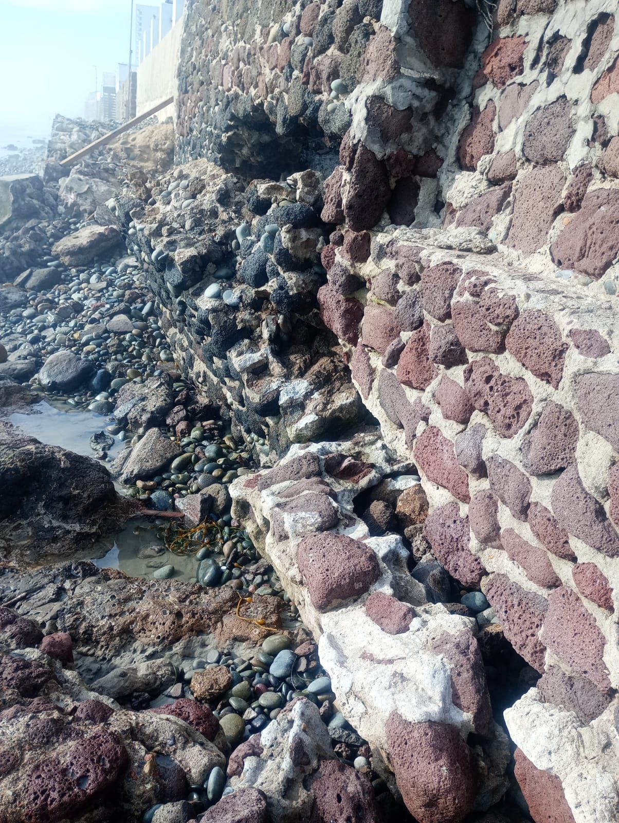 Pérdida de material en la base del muro