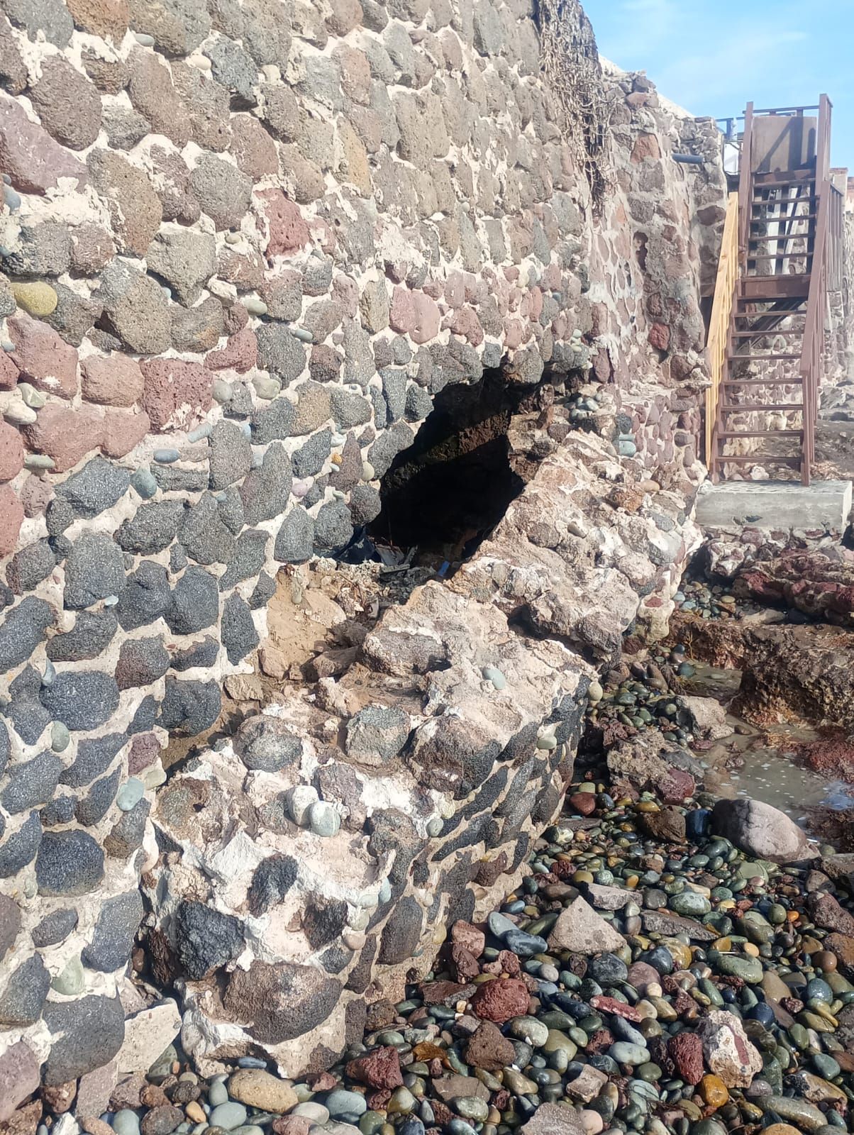 Hueco abierto bajo el muro